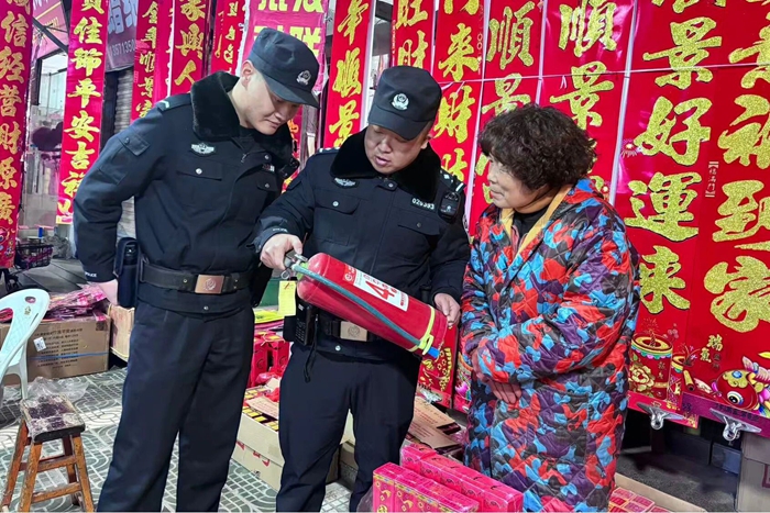 大荔公安开展安全检查。