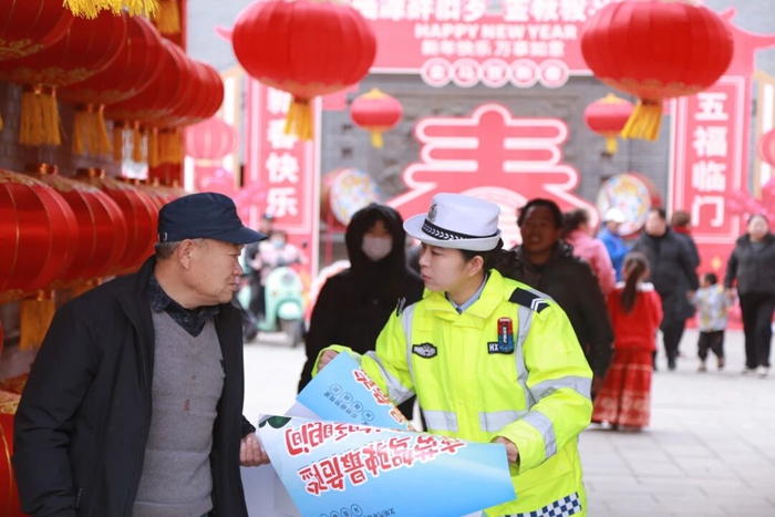 合阳交警开展交通安全宣传活动。 合阳交警开展交通安全宣传活动。