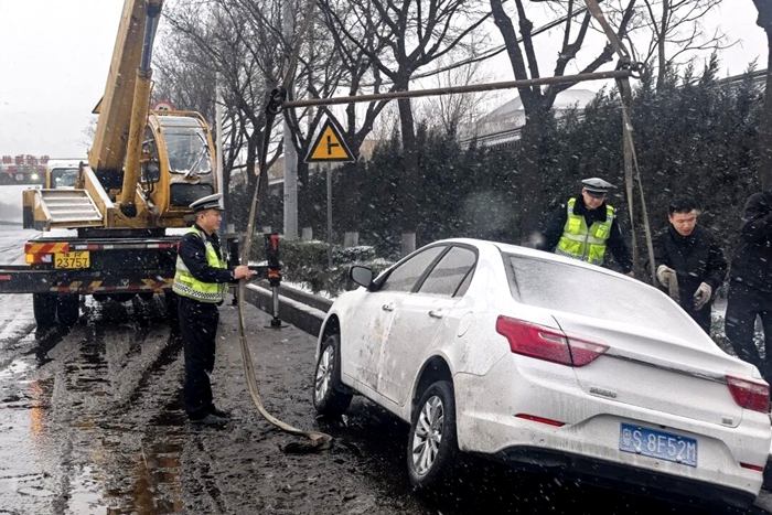 雪天车辆滑入沟渠,韩城交警快速救援。 雪天车辆滑入沟渠,韩城交警快速救援。