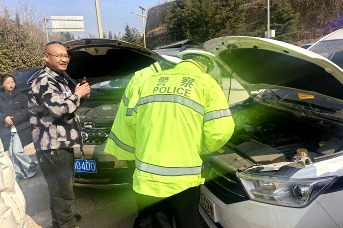 临渭交警帮助群众成功启动故障车辆。 临渭交警帮助群众成功启动故障车辆。