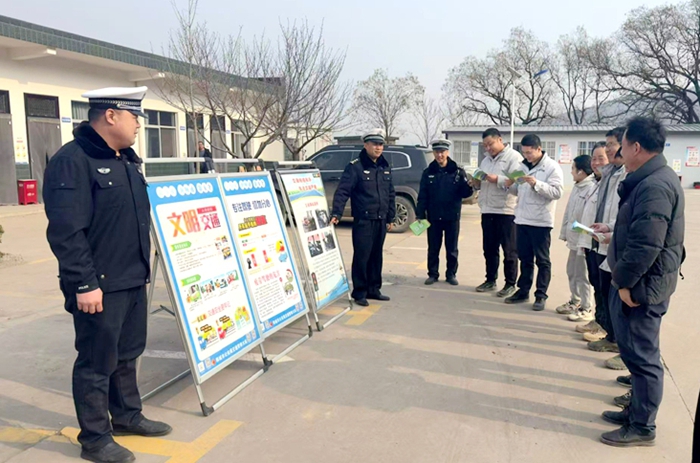 韩城公安交警深入农村开展交通安全宣传. 韩城公安交警深入农村开展交通安全宣传.