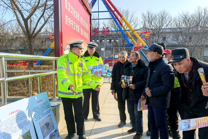 大荔交警在丰图义仓景区开展交通安全宣传。 大荔交警在丰图义仓景区开展交通安全宣传。