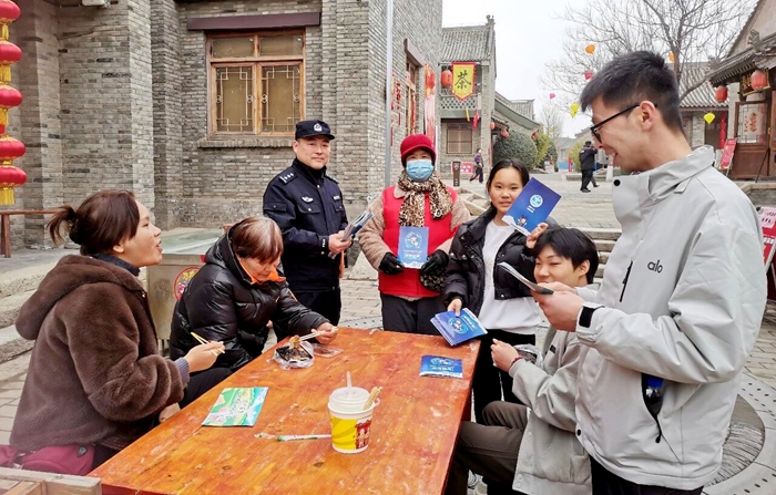 潼关公安“无毒新春·三秦长安 ”禁毒宣传走进东山景区。