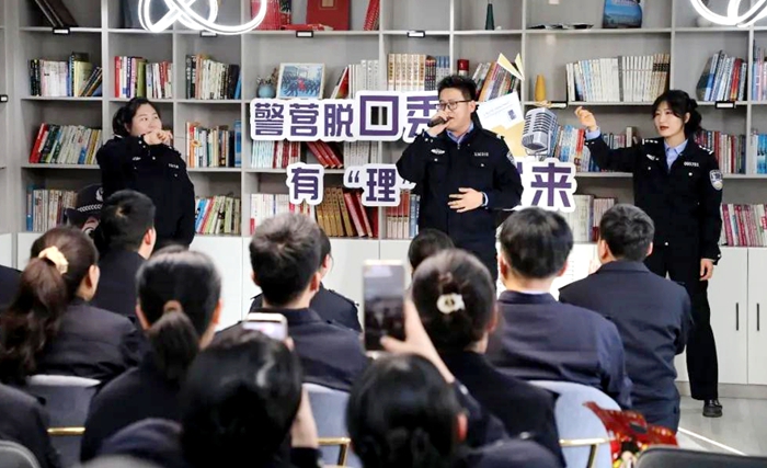 华阴公安青年理论学习小组举办“警营脱口秀 有‘理’你就来”青年理论开放麦活动。