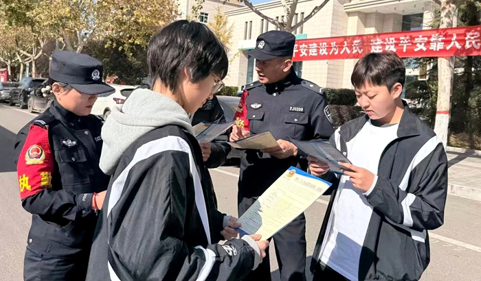 大荔公安借力新春文旅活动开展精准反诈宣传。