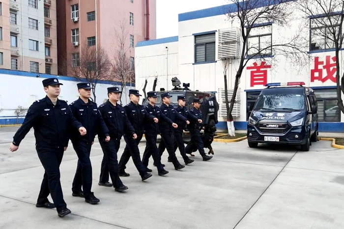 华州公安巡特警大队掀起春训热潮。