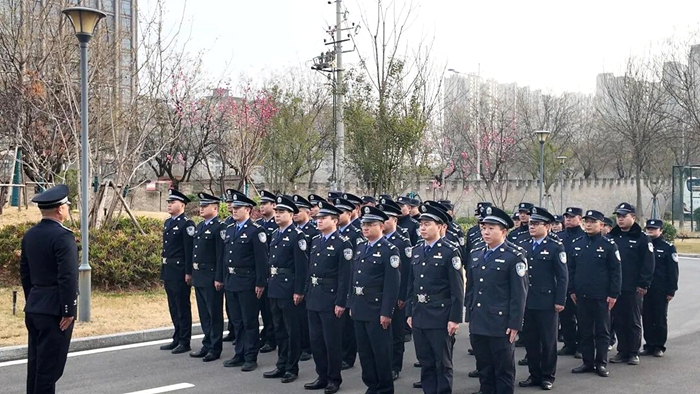 蒲城县公安局开展春训队列训练。