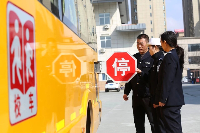 潼关县公安局交通管理大队深入辖区校车公司，开展校车安全专题宣传及隐患排查整治行动。