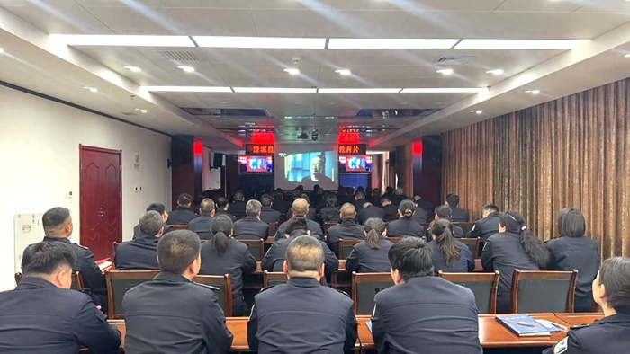 澄城公安组织全警观看警示教育片。