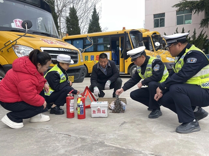 合阳公安交警开展校车安全大检查。