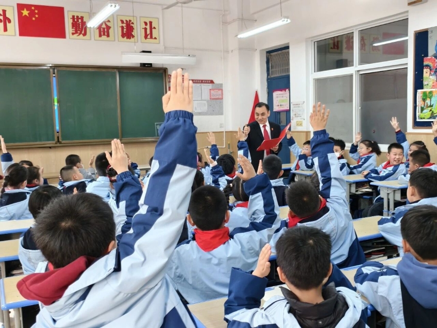 渭南中院法治副校长走进丰荫明德小学开展沉浸式普法教育活动.