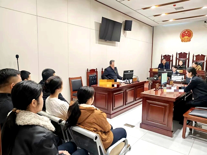 临渭区法院邀请渭南市公安局干警旁听行政案件庭审。