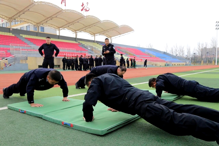 潼关公安开展2026年度第一期体能达标测试活动。