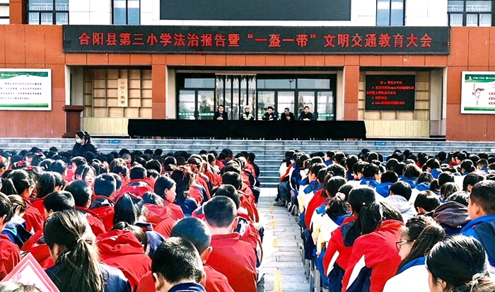 全校师生齐聚一堂，共上一堂安全课。