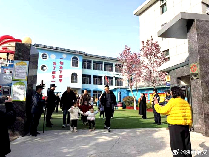 韩城公安扎实开展“护校岗”， 守护校园平安。