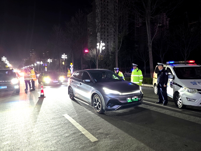 韩城公安交警严查酒醉驾违法行为。