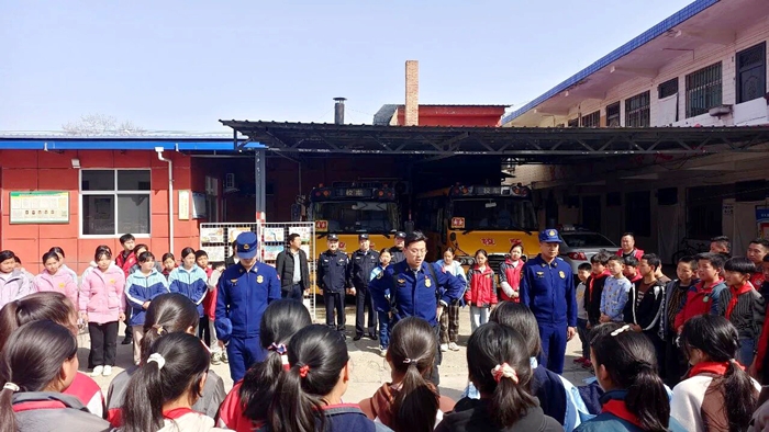 潼关公安联合多部门开展森林草原防灭火宣传进校园活动。