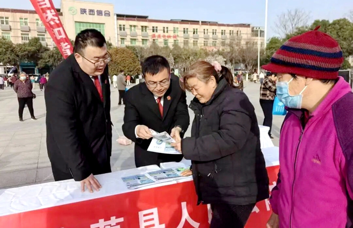 大荔法院开展法治宣传活动。