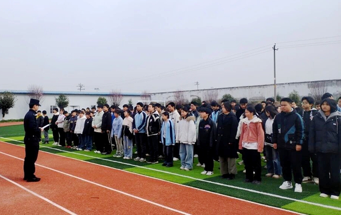 华州高塘派出所为高塘初级中学7至9年级学生作法治安全教育宣讲。