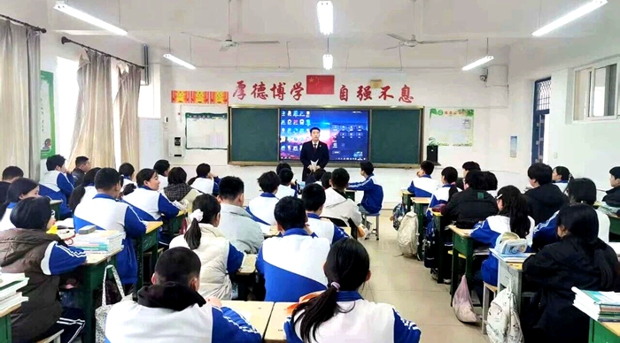 富平县检察院法治副校长走进淡村中学讲授法治课。
