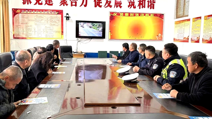 白水公安交警联合村干部深入乡村开展交通安全宣传。