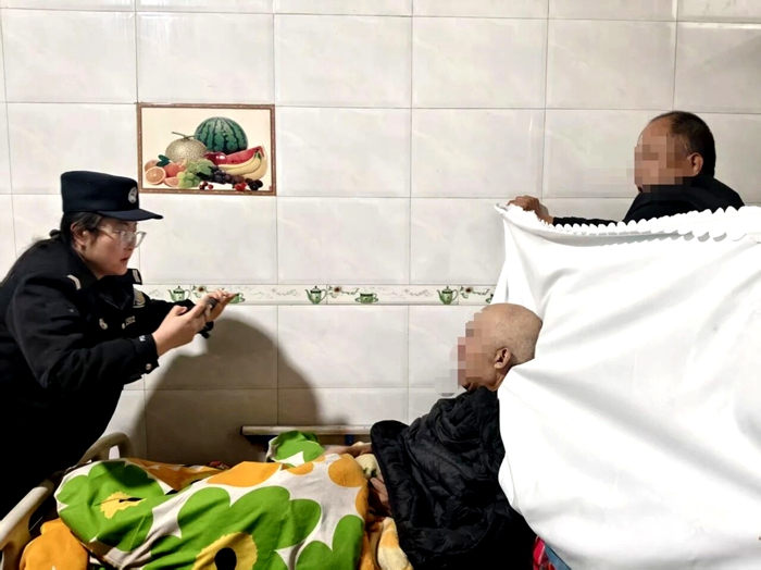 合阳公安同家庄派出所民警上门为群众办理身份证。