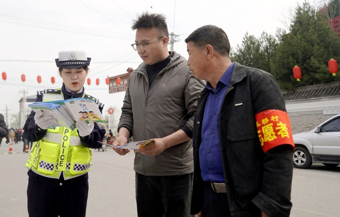 华州交警开展农村交通安全宣传活动。