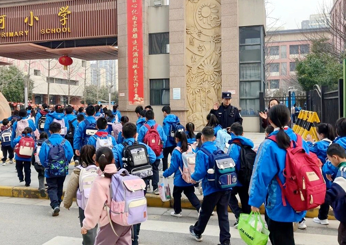 临渭公安环北路派出所严格落实护学岗制度，为学生安全出行保驾护航。