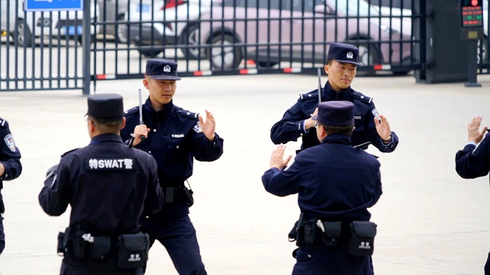 白水县公安局举行2026年春训汇报演练。