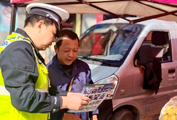 大荔公安交警深入朝邑镇鲁豫村开展交通安全宣传活动.