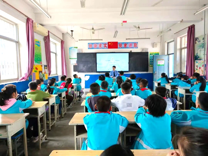 澄城县检察院干警走进城关五小开展法治宣讲。