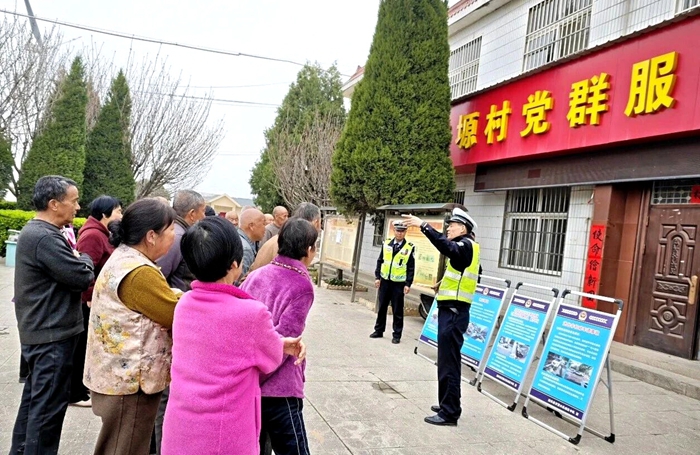 潼关民警深入永丰源村为老年群体送上交通安全“平安课”。