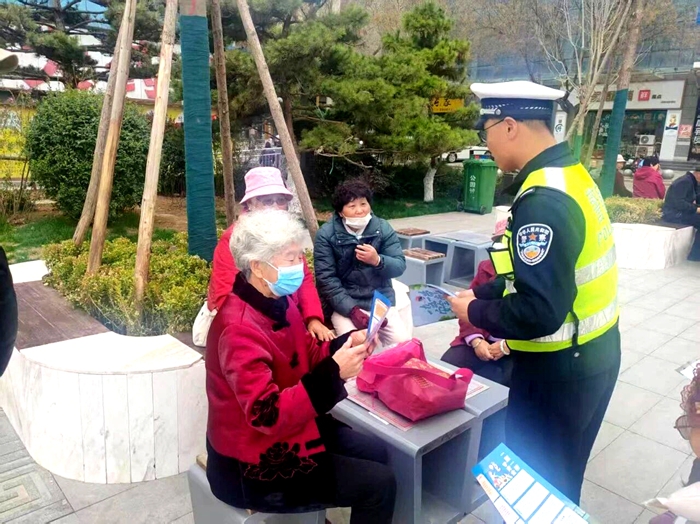 白水公安交警走进广场开展老年人交通安全宣传活动。
