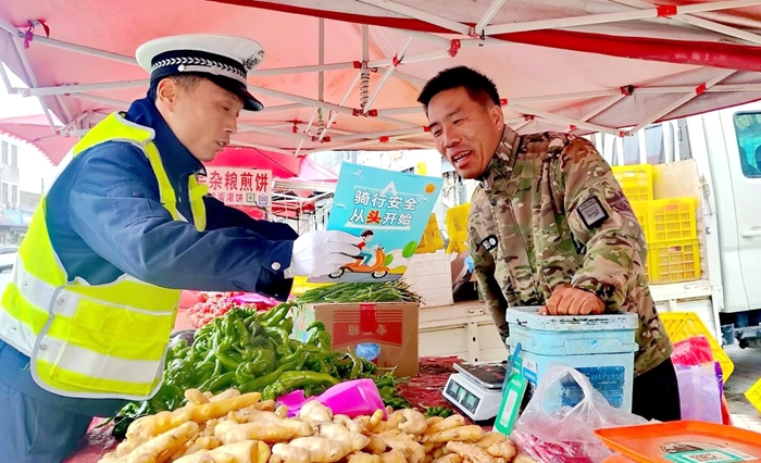 蒲城交警深入集会开展交通安全宣传活动.