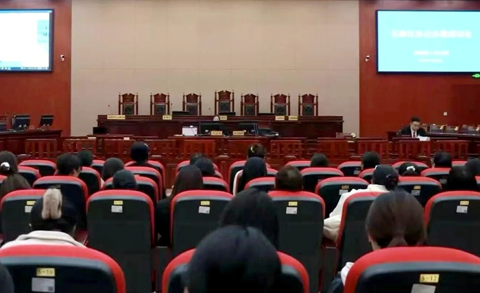 临渭区人民法院组织召开无纸化办公办案专题培训会。