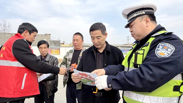 白水交警开展交通安全宣传活动.