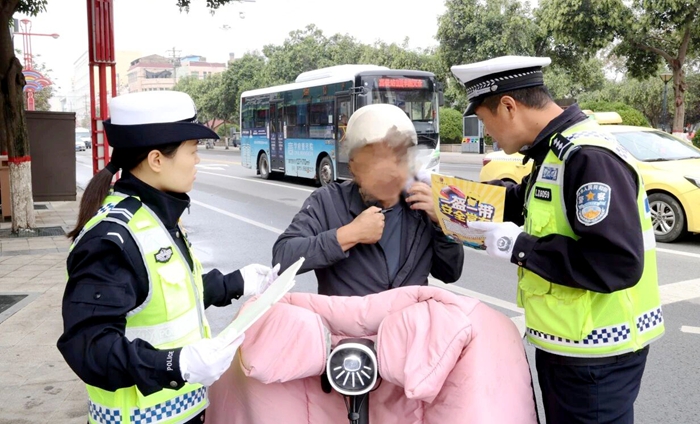 大荔公安交警开展交通秩序专项整治。