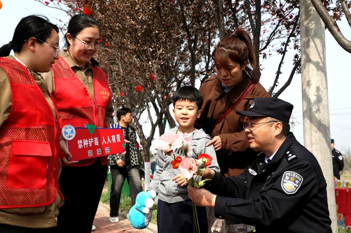 华阴市公安局联合市妇联正式组建“禁毒妈妈”志愿者服务队，借助“老腔新调 荡响司家”村晚活动，开展“禁种铲毒”主题宣传。