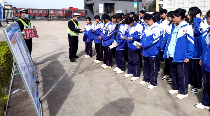 韩城公安交警全面开展春季交通安全专项整治行动。