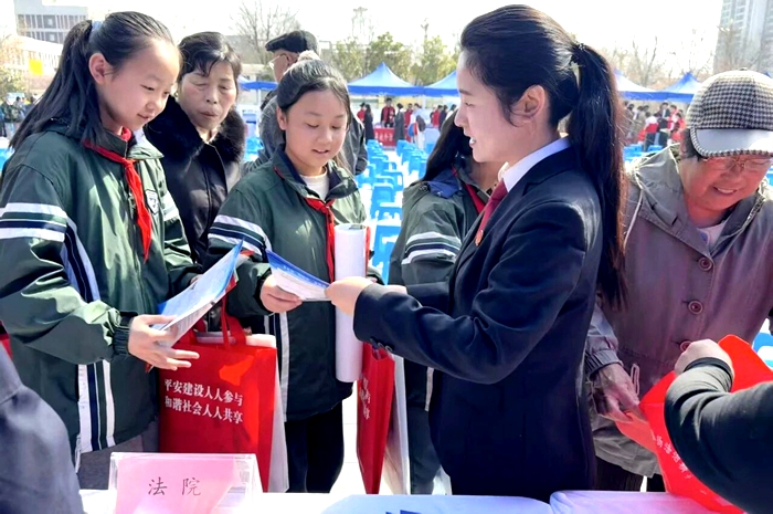 富平法院庄里法庭开展“平安管家”普法宣传活动。