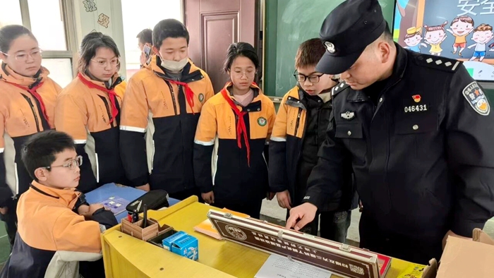 合阳县公安局禁毒大队走进南知堡小学开展“法治进校园 安全助成长”主题宣传活动。