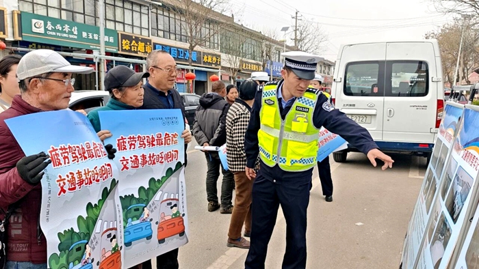 合阳交警走进集市村庄开展交通安全宣传活动。