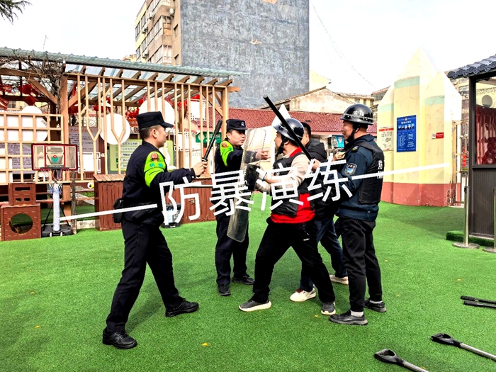 合阳公安金水派出所深入学校开展校园防暴应急演练。