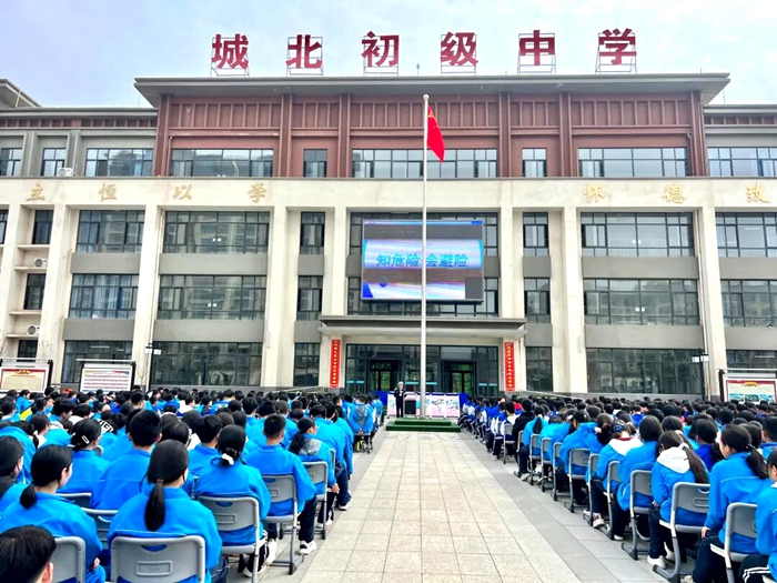 蒲城公安交警进校园开展全国中小学生交通安全日宣传教育活动。