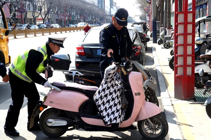 大荔县交通管理大队联合城管执法部门全面开展城区交通秩序专项整治行动。