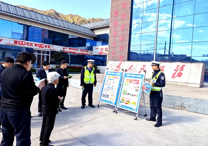 韩城交警联合辖区村干部开展交通安全集中宣传活动。