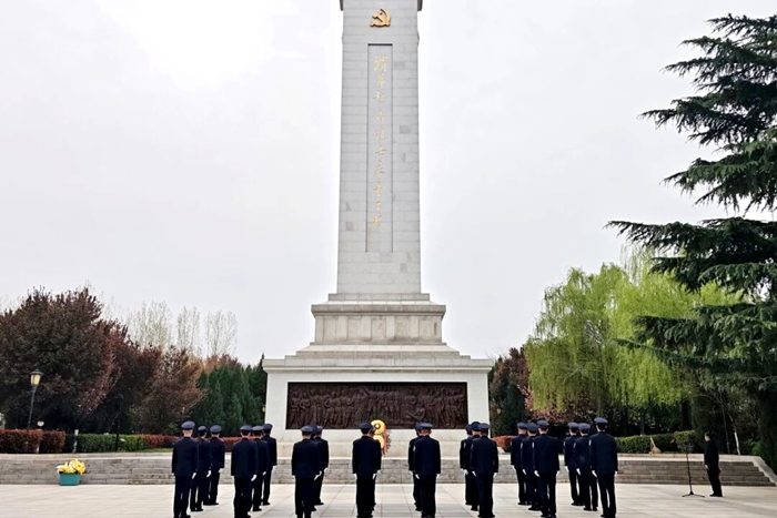 华州公安开展清明节祭奠革命先烈活动.