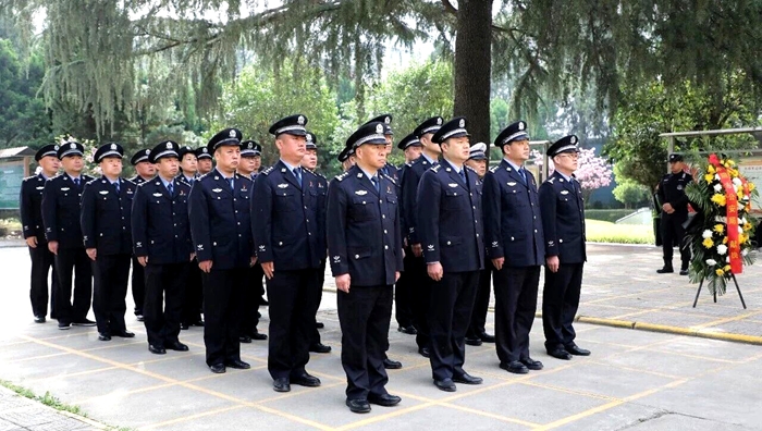 华阴市公安局开展清明祭英烈活动。