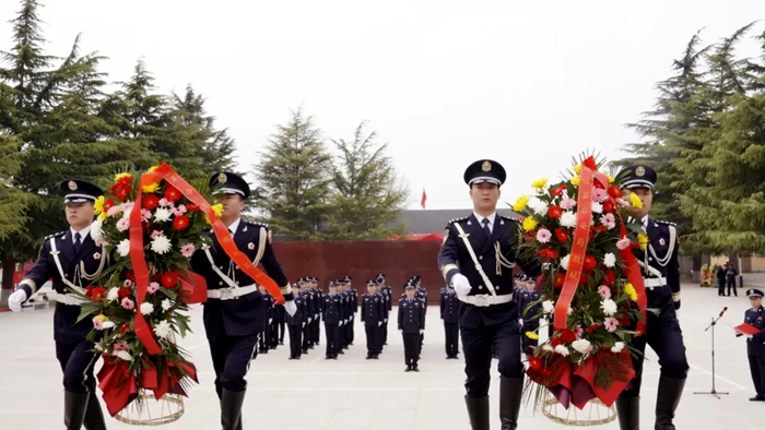 蒲城公安组织青年民警开展清明祭英烈红色教育活动。
