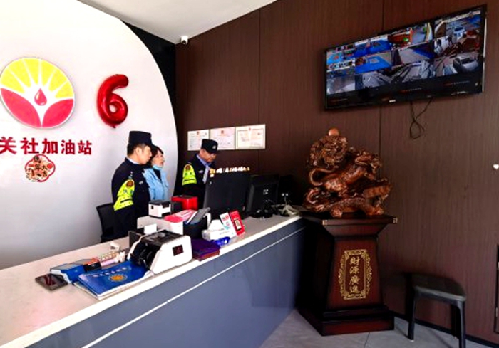 合阳公安金水派出所开展加油站安全检查。
